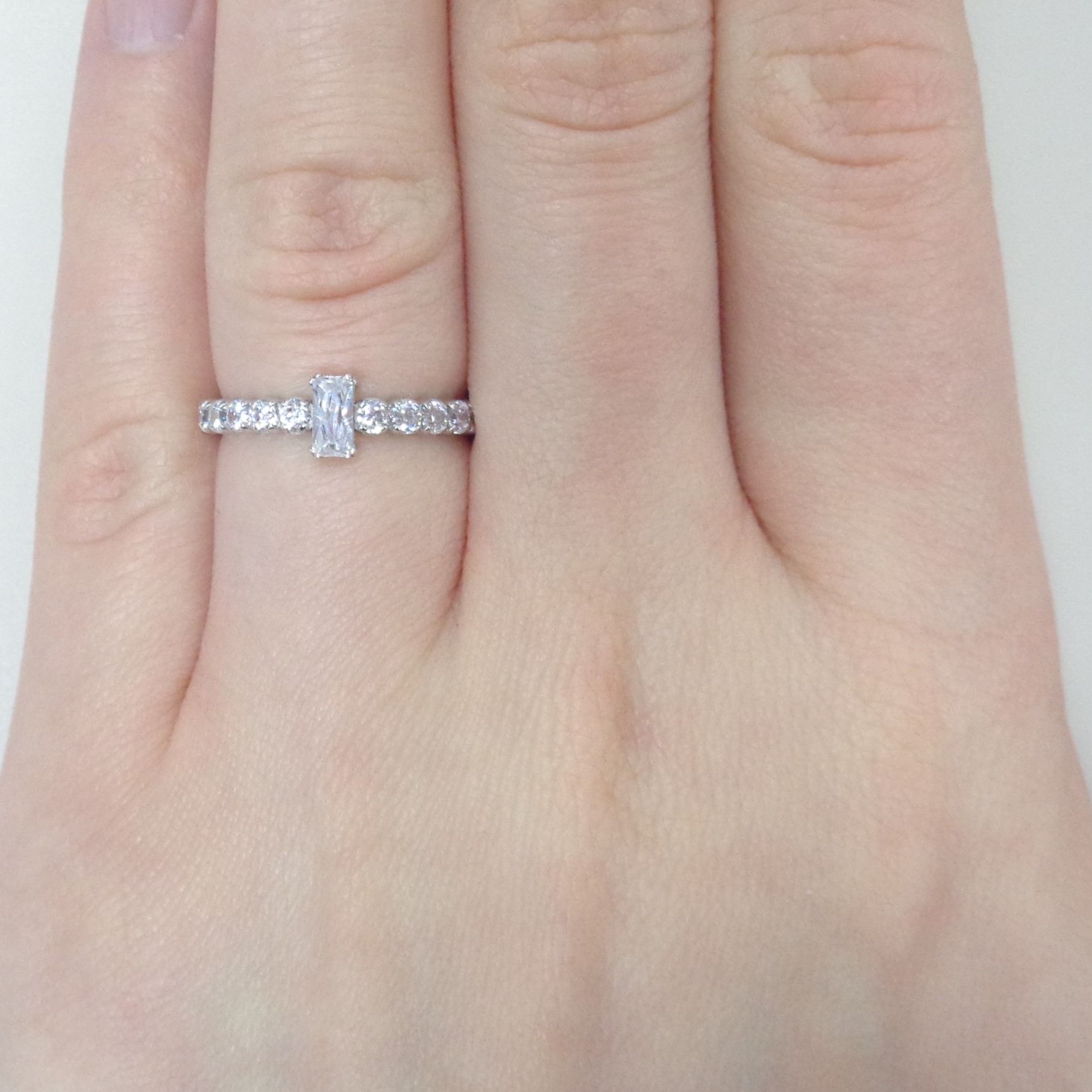 Золотое кольцо 585 пробы; белое золото; родий; вставки 15 Фианит бесцв.;